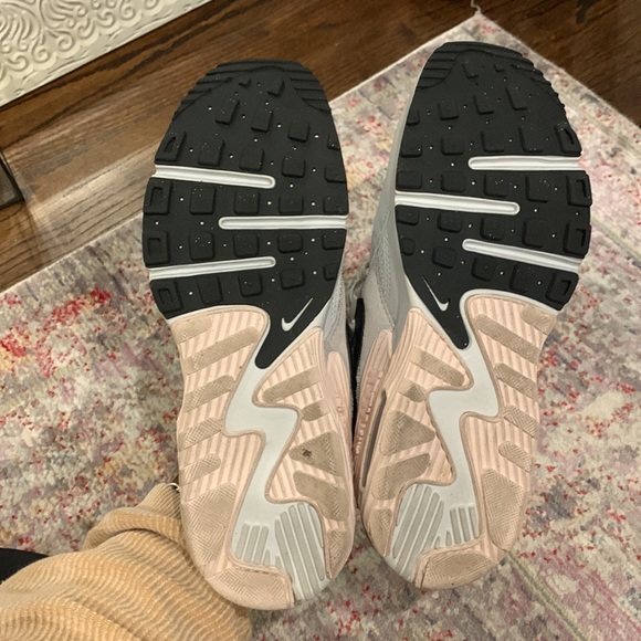 Women’s Nike Air Max - Picture 3 of 5